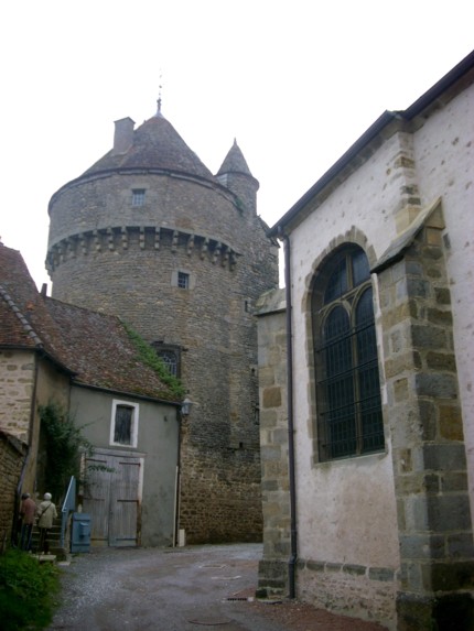 Dicker Wohnturm in Arnay le Duc